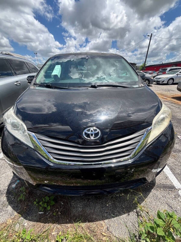 2013 Toyota Sienna XLE 8-Passenger