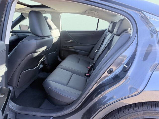 2025 Lexus ES 300h F SPORT Design