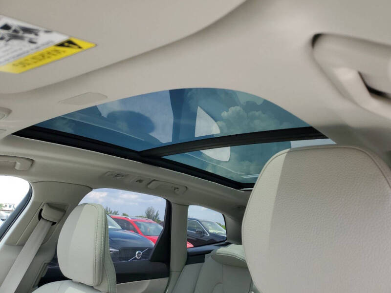 2025 Volvo XC60 B5 Plus Dark Theme