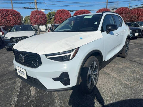 2025 Volvo XC40 B5 Plus Dark Theme