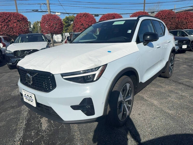 2025 Volvo XC40 B5 Plus Dark Theme