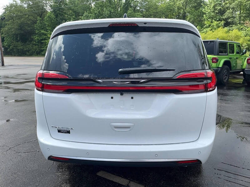 2027 Chrysler Pacifica Select