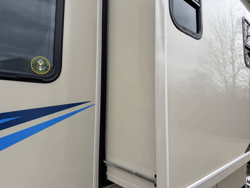 2019 Winnebago Vista 27PE