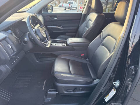 2025 Nissan Pathfinder SL