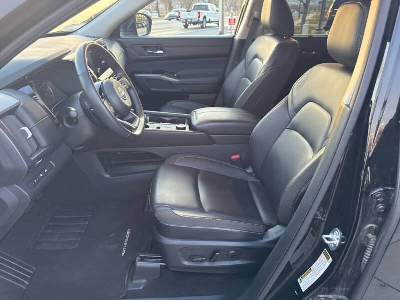 2025 Nissan Pathfinder SL