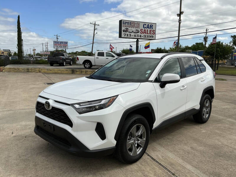 2024 Toyota RAV4 XLE's photo