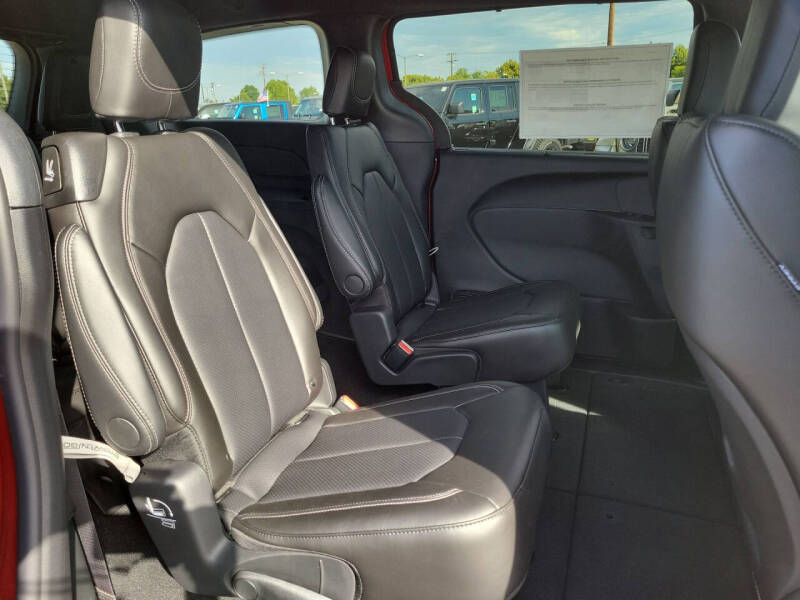 2027 Chrysler Pacifica Select