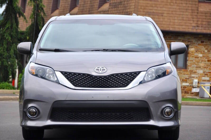 2018 Toyota Sienna LE's photo
