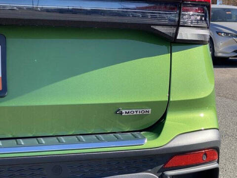 2025 Volkswagen Taos SE Black 4Motion