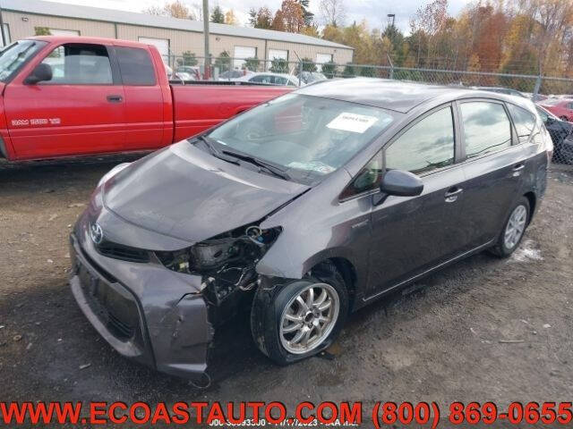 2015 Toyota Prius v Three's photo