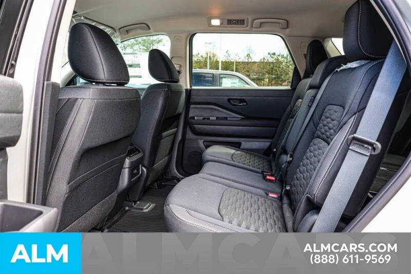 2025 Nissan Pathfinder SV