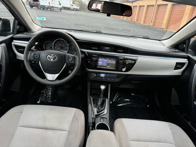 2016 Toyota Corolla LE photo 13