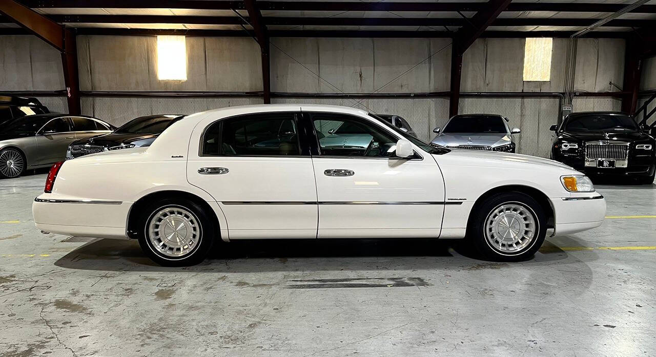 2002 Lincoln Town Car for sale at Carnival Car Company in Victoria, TX