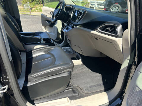 2017 Chrysler Pacifica Touring-L