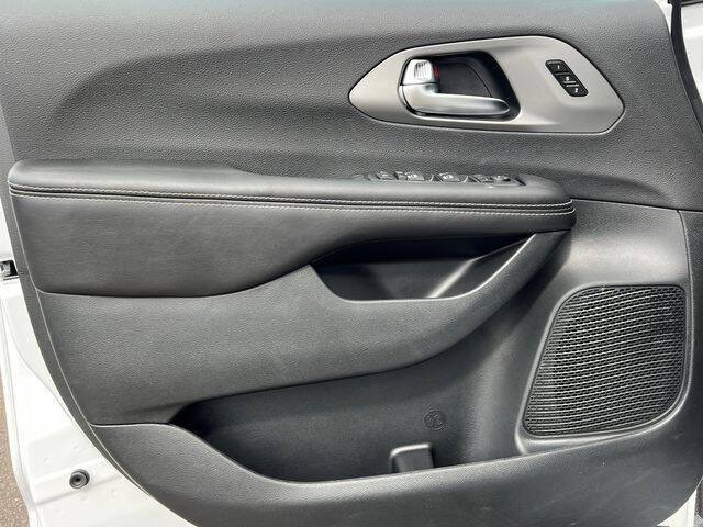 2027 Chrysler Pacifica Select