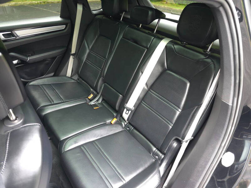 2023 Porsche Cayenne Platinum Edition