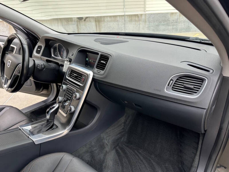 2016 Volvo V60 Cross Country T5 Platinum