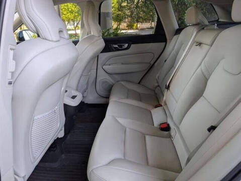 2023 Volvo XC60 B5 Plus Dark Theme