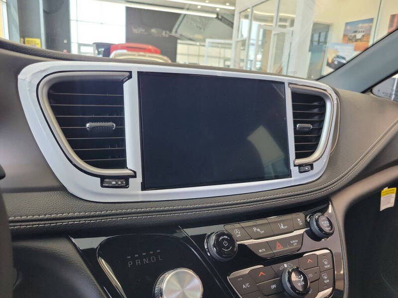 2027 Chrysler Pacifica Select