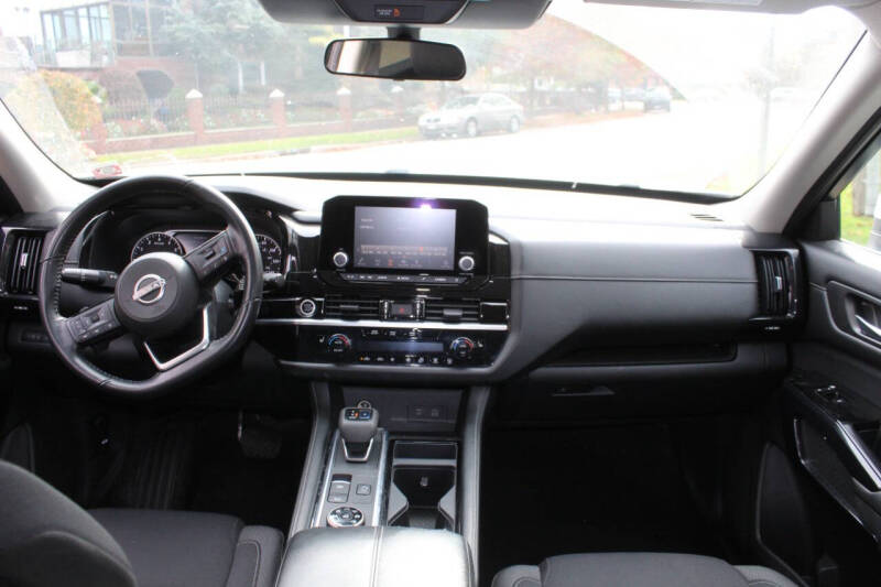 2022 Nissan Pathfinder SV