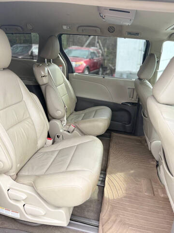 2017 Toyota Sienna XLE Premium 8-Passenger