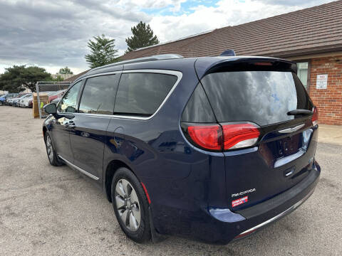 2017 Chrysler Pacifica Hybrid Platinum