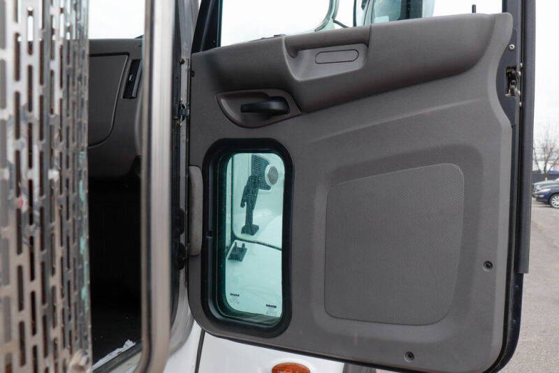 2020 Peterbilt 348