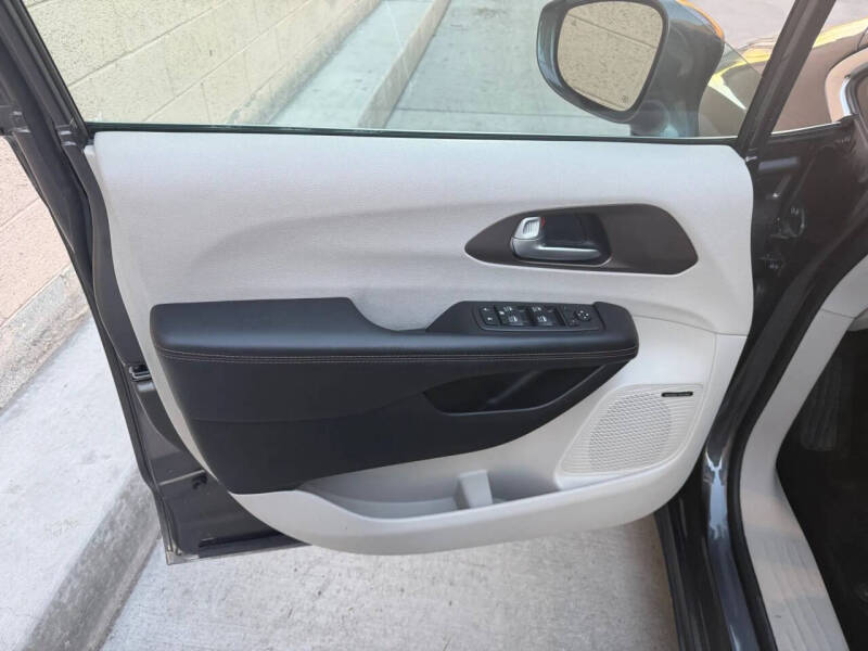 2017 Chrysler Pacifica Touring-L Plus