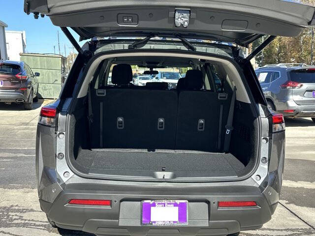 2025 Nissan Pathfinder SV