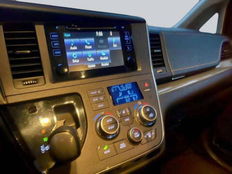 2017 Toyota Sienna SE Premium 8-Passenger
