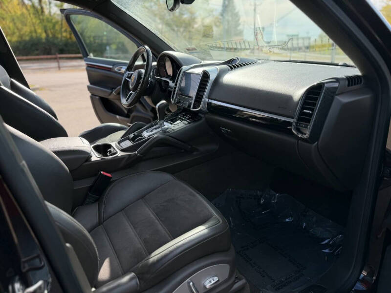 2017 Porsche Cayenne Platinum Edition