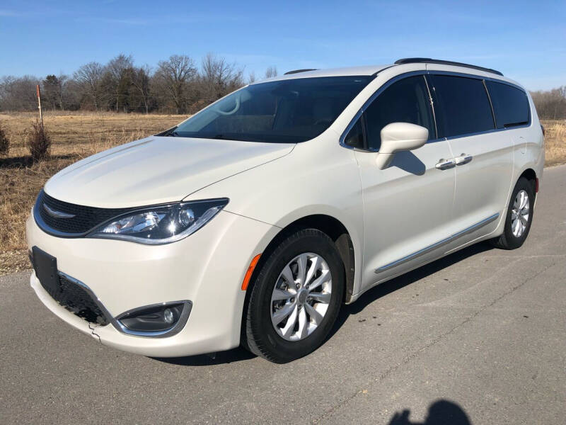 2017 Chrysler Pacifica for sale at Hitt & Mis Auto in Cape Girardeau MO