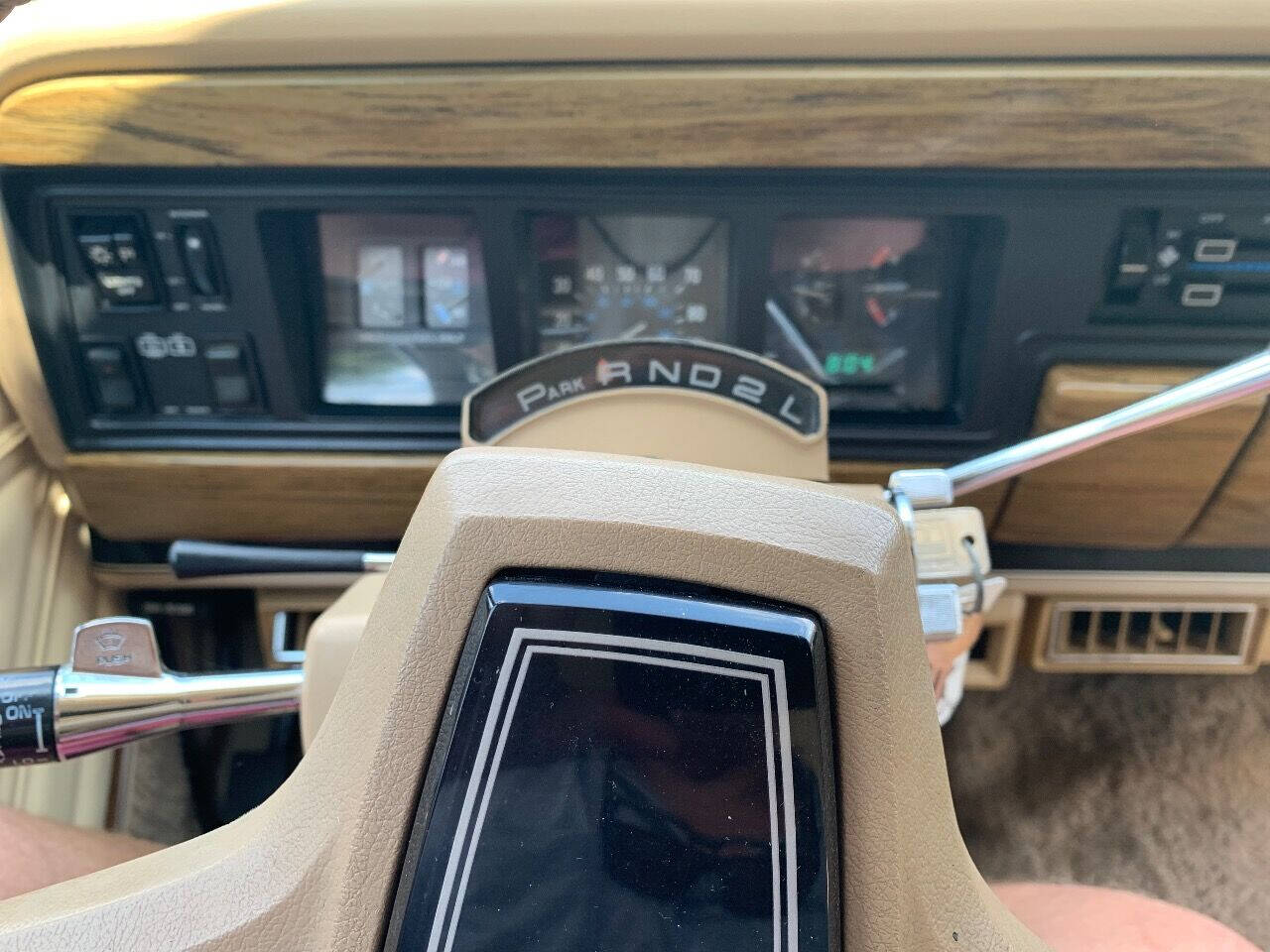 1989 Jeep Grand Wagoneer 17