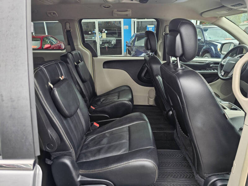 2016 Chrysler Town and Country Touring