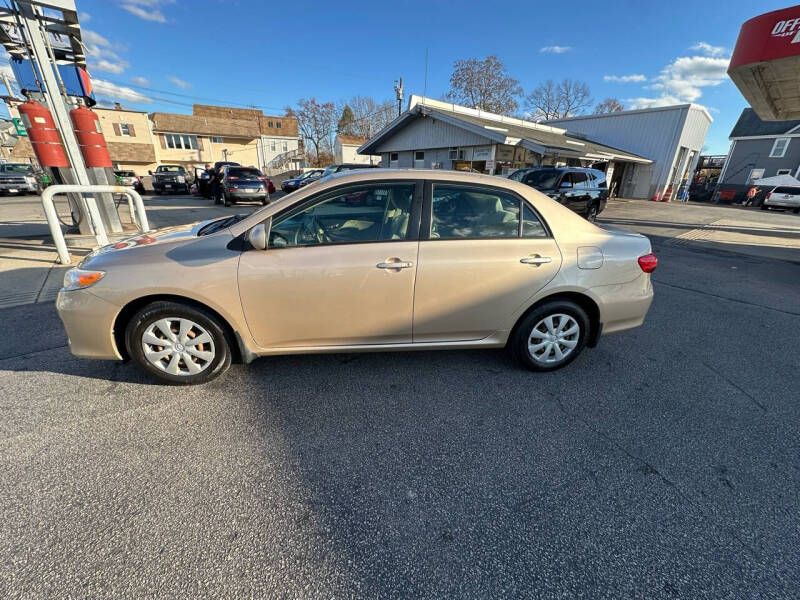 2011 Toyota Corolla LE photo 3