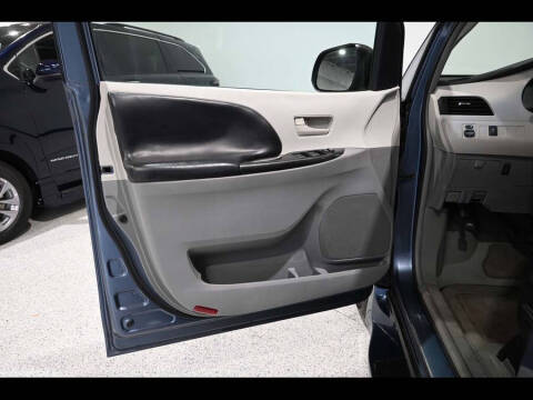 2013 Toyota Sienna LE Mobility 7-Passenger