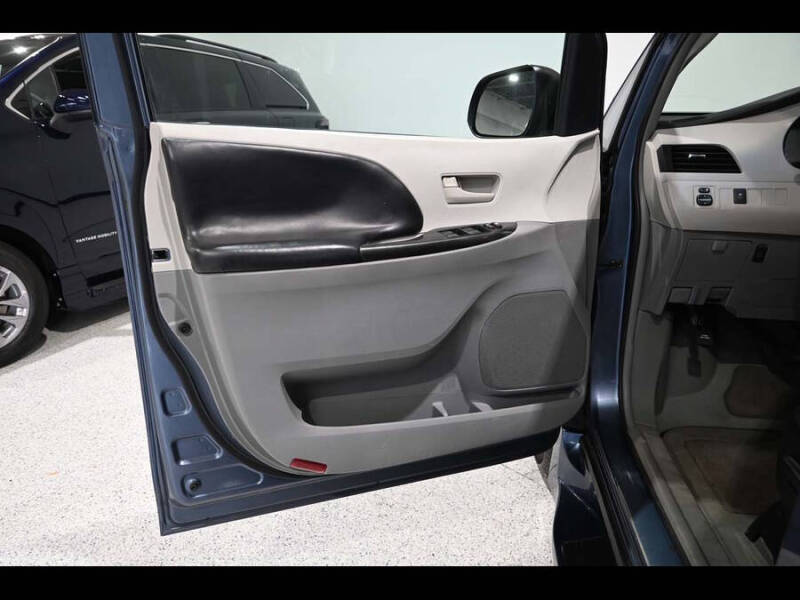 2013 Toyota Sienna LE Mobility 7-Passenger