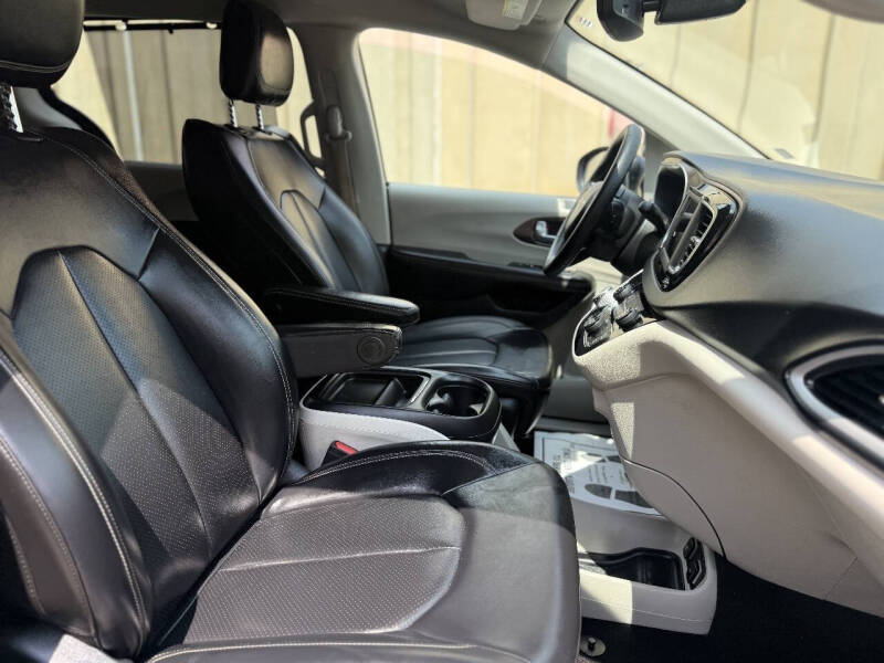 2020 Chrysler Voyager LXi