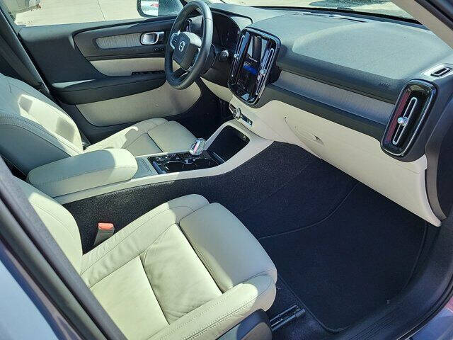 2023 Volvo XC40 B5 Plus Bright Theme