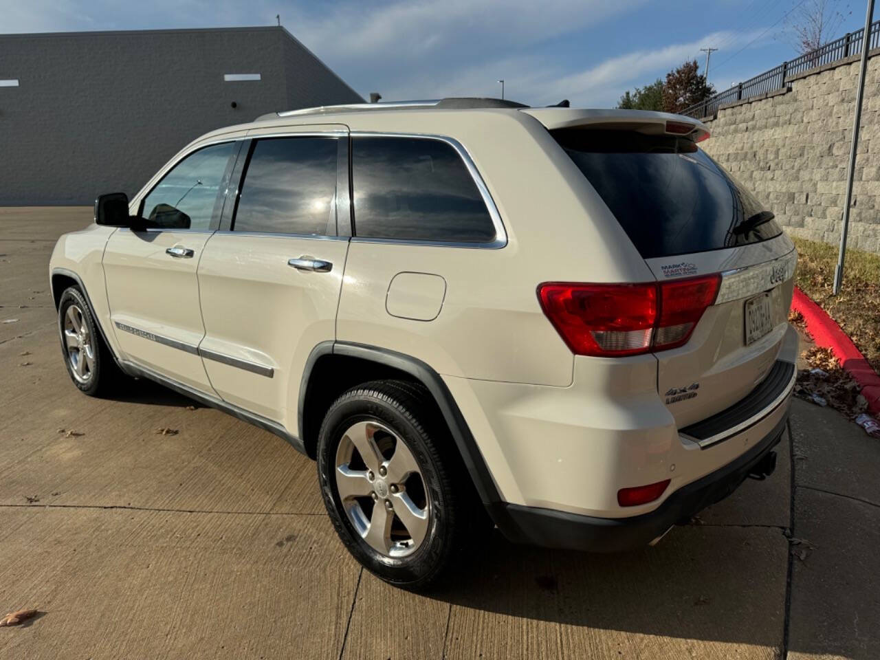 2011 Jeep Grand Cherokee for sale at 10-4 AUTO GROUP LLC in Raytown, MO