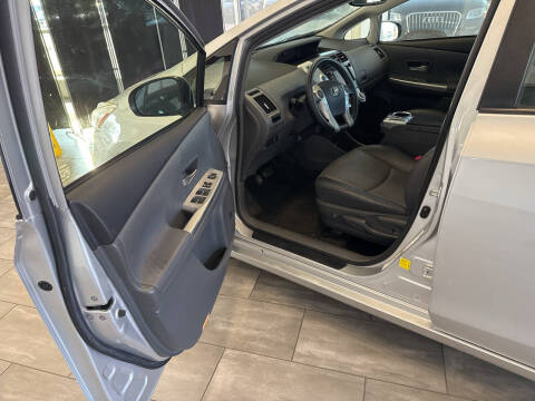 2014 Toyota Prius v Five