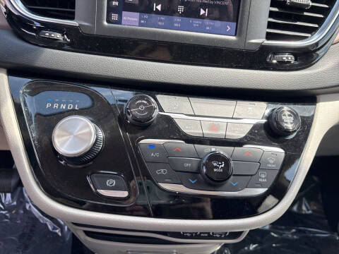 2024 Chrysler Voyager LX