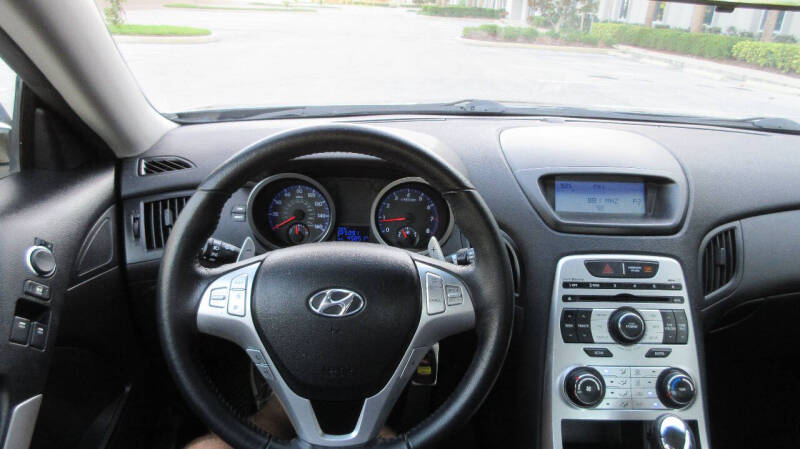 2010 Hyundai Genesis Coupe Premium photo 23