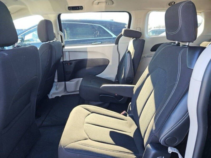 2024 Chrysler Voyager LX