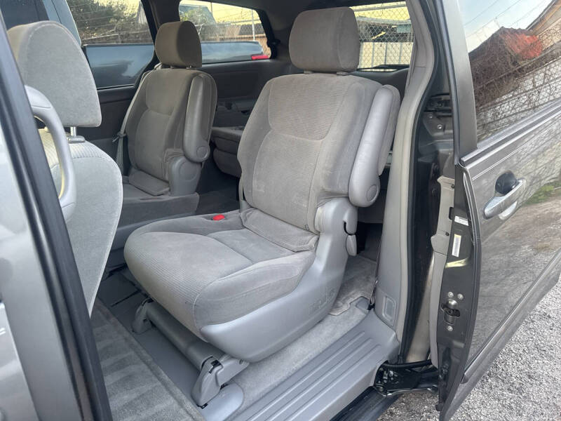 2004 Toyota Sienna LE 7 Passenger