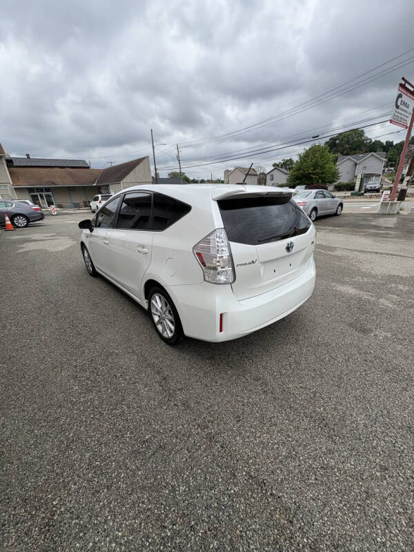 2012 Toyota Prius v Five