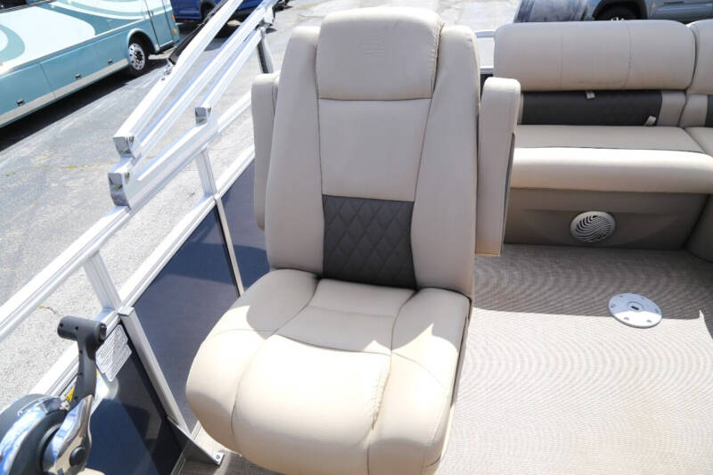 2020 Sun Tracker PANTOON BOAT