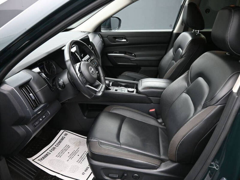 2023 Nissan Pathfinder SL