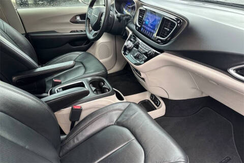 2017 Chrysler Pacifica Touring-L Plus