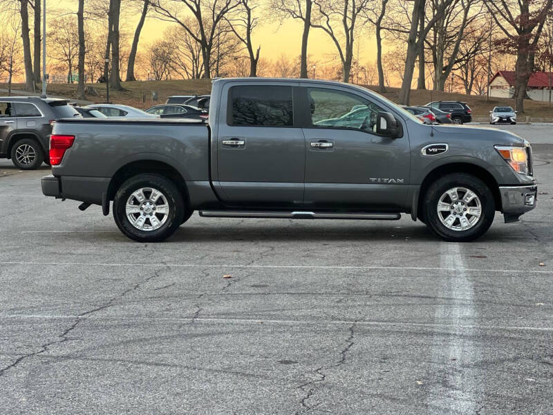 2017 Nissan Titan SV photo 8